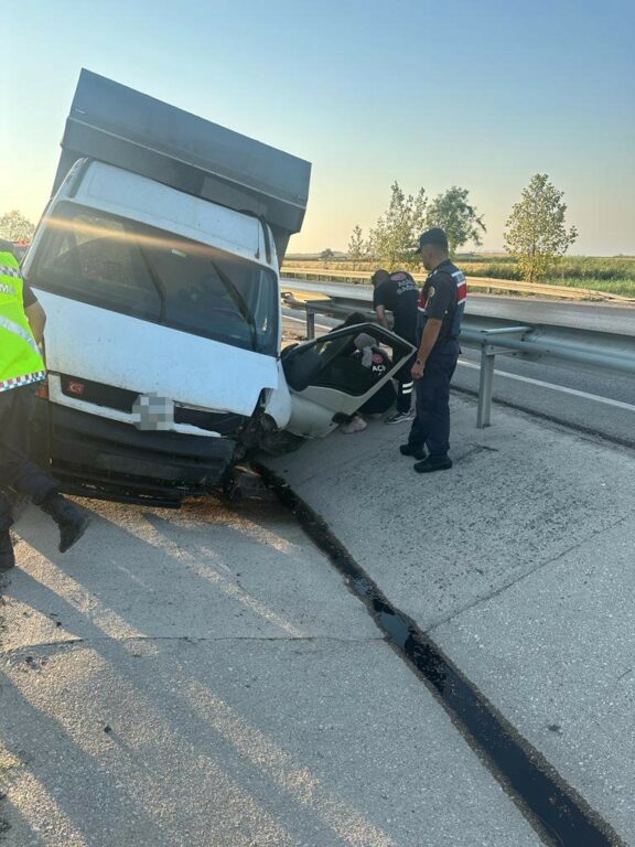 Bursa’da yoldan çıkan kamyonetin sürücüsü öldü