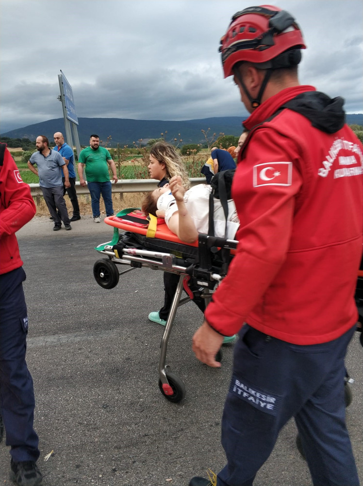 Bursa’da refüje çarpan otomobildeki 3 kişi yaralandı