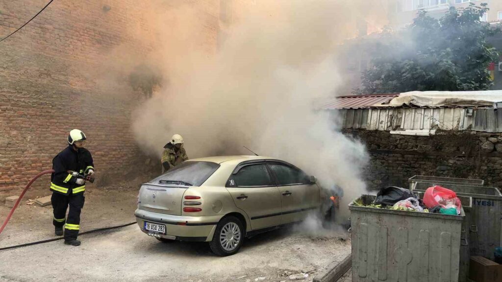 Bursa’da park halindeki otomobil yandı