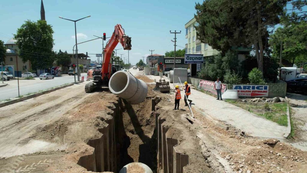 Büyükşehir Karacabey’in altını da üstü de yeniliyor