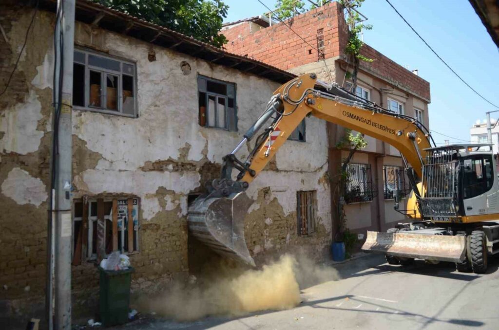 Karacabey’deki metruk binalar yıkılıyor