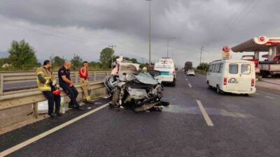 Bursa’da tıra çarpan otomobildeki 1 kişi öldü, 3 kişi yaralandı