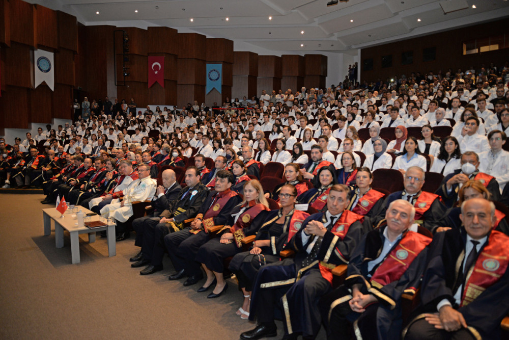 Uludağ Üniversitesi'nde hekim adayları önlüklerini giydi