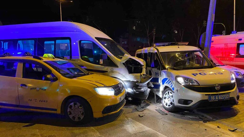 Bursa’da trafik kazasında 3’ü polis 6 kişi yaralandı