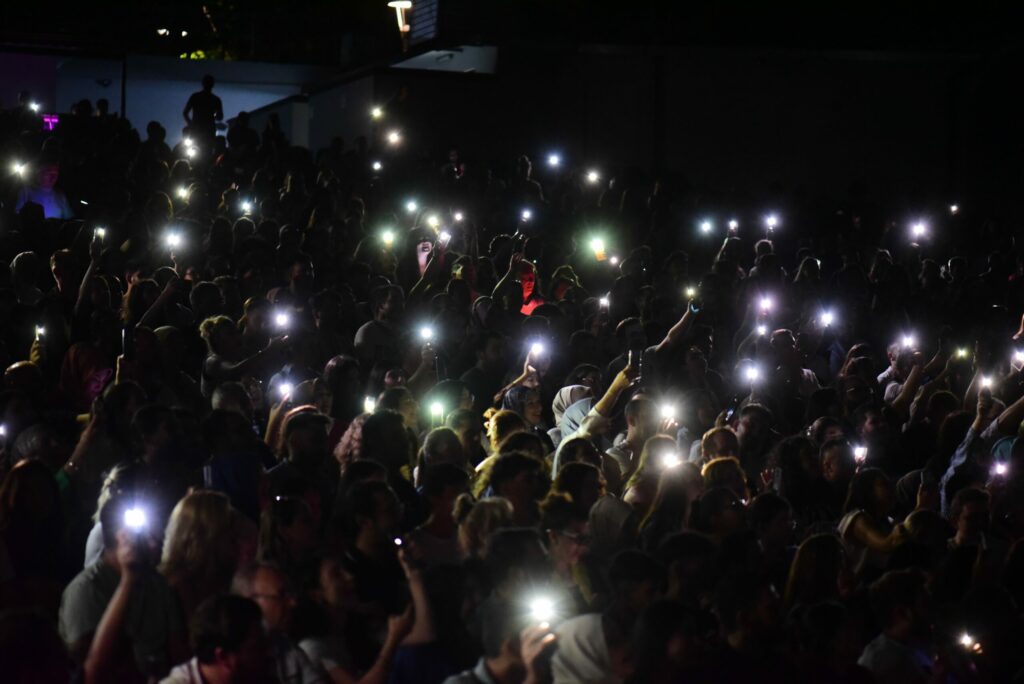 Emre Aydın’ın Bursa konserinde elektrikler kesildi