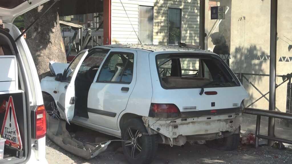 Bursa’da otobüs durağına çarpan otomobildeki 3 kişi yaralandı