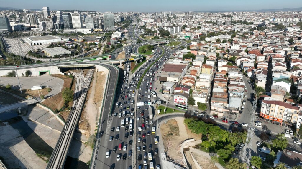 Bursa’da okulların açılmasıyla trafik yoğunluğu oluştu