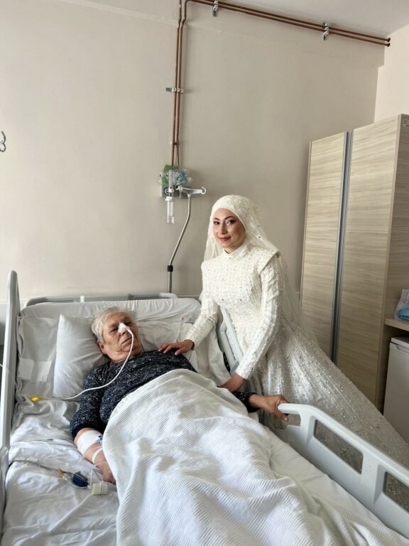 Bursa’da hasta yatağındaki babaannesinin yanına gelinliğiyle gitti
