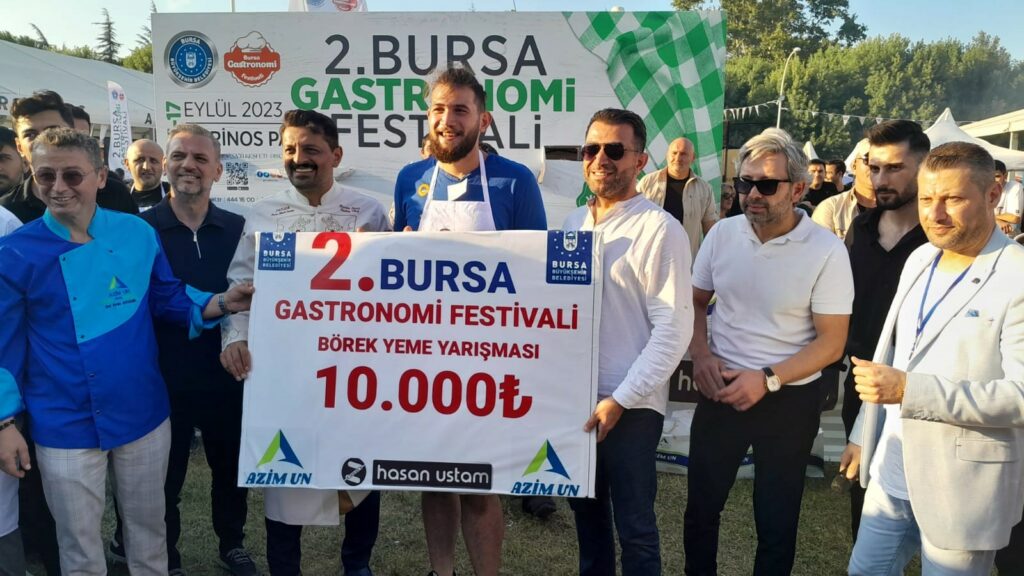 Bursa’da bir kişi 6 dakikada 14 metre kol böreği yedi