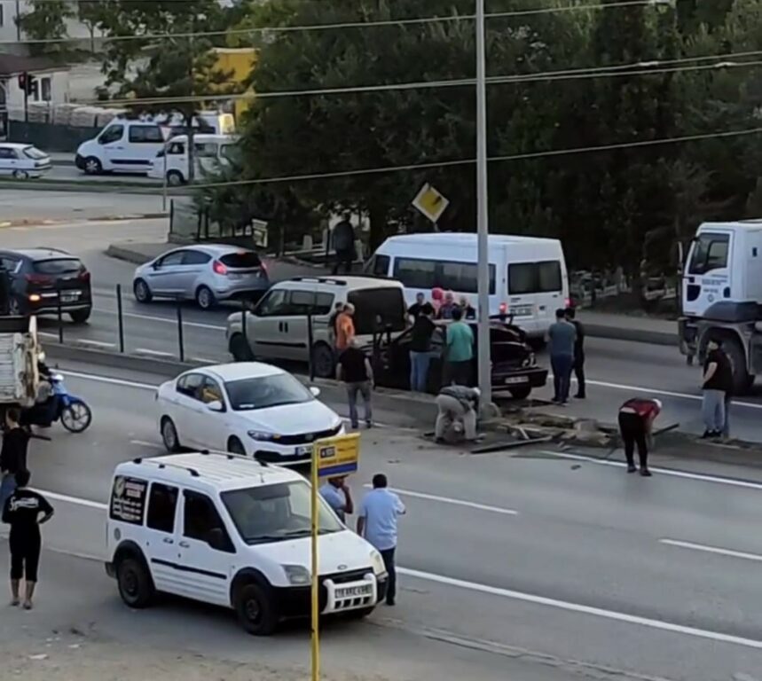 Bursa’da freni boşalan kamyon otomobile çarptı