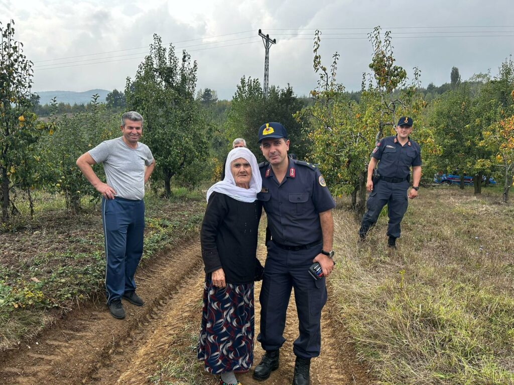 Bursa’da kaybolan yaşlı kadını jandarma buldu