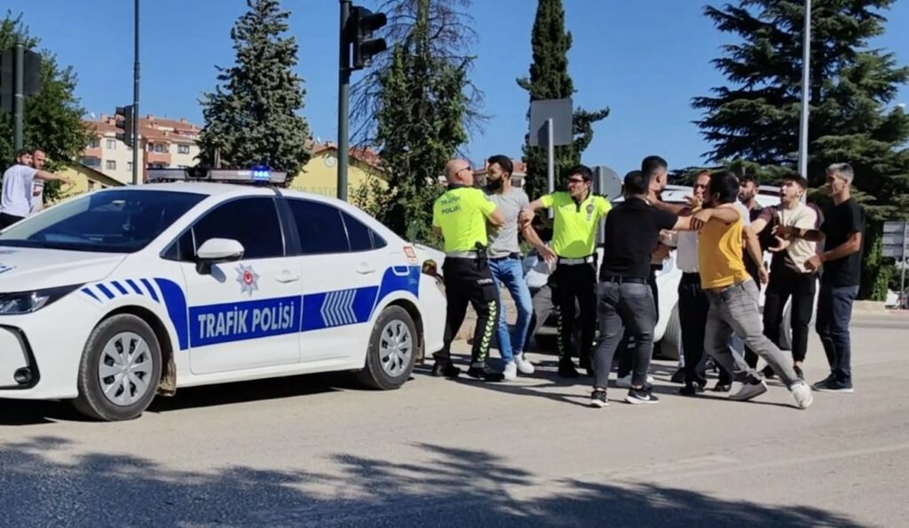 İnegöl’de eşine çarpan sürücüye saldırdı