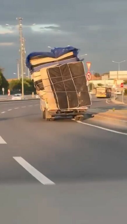 Bursa’da trafiği tehlikeye sokan taşımacı kamerada