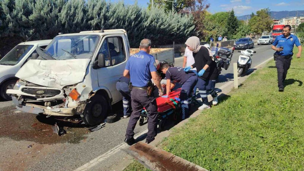 Bursa’da tıra arkadan çarpan kamyonet sürücüsü yaralandı