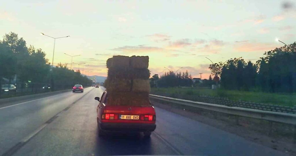 Bursa’da otomobil üzerinde balya taşıdı