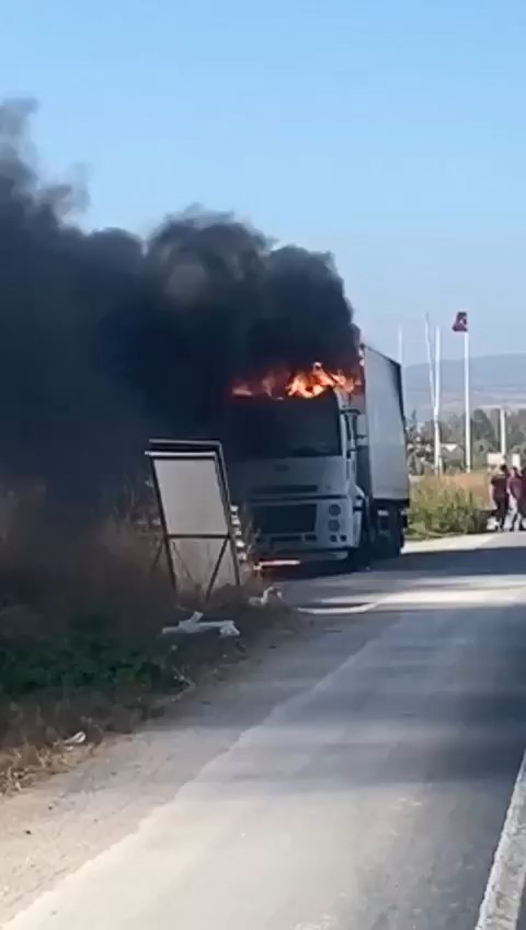 Bursa’da seyir halindeki tır yandı