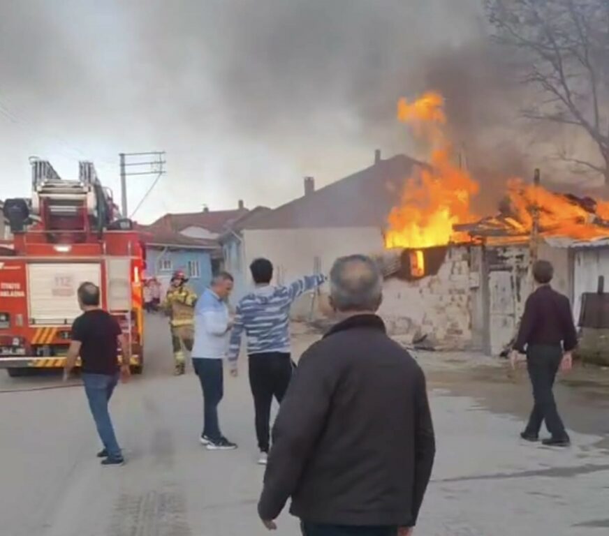 İnegöl’de bahçede yakılan ateş evi küle döndürdü