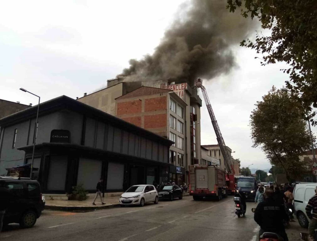 Bursa’da mobilya imalathanesi yandı