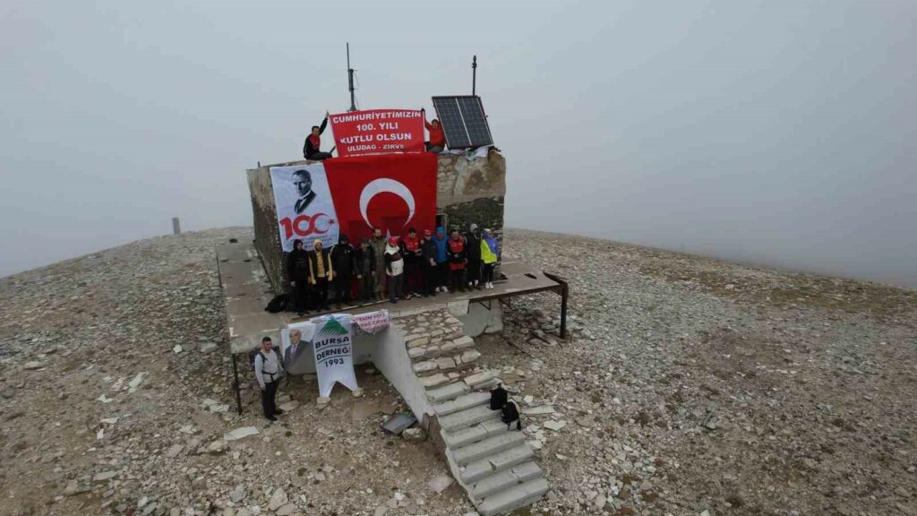 Cumhuriyet’in 100. yılında Uludağ’ın zirvesine tırmandılar