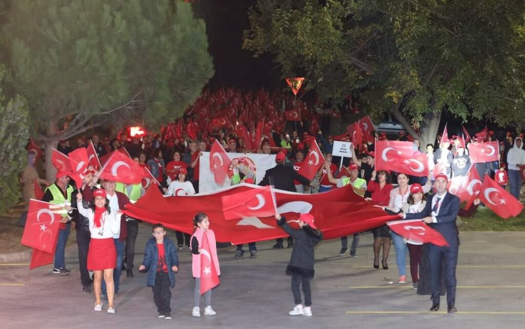 Cumhuriyet’in 100. yılını salonda değil kortejle meydanda kutladılar