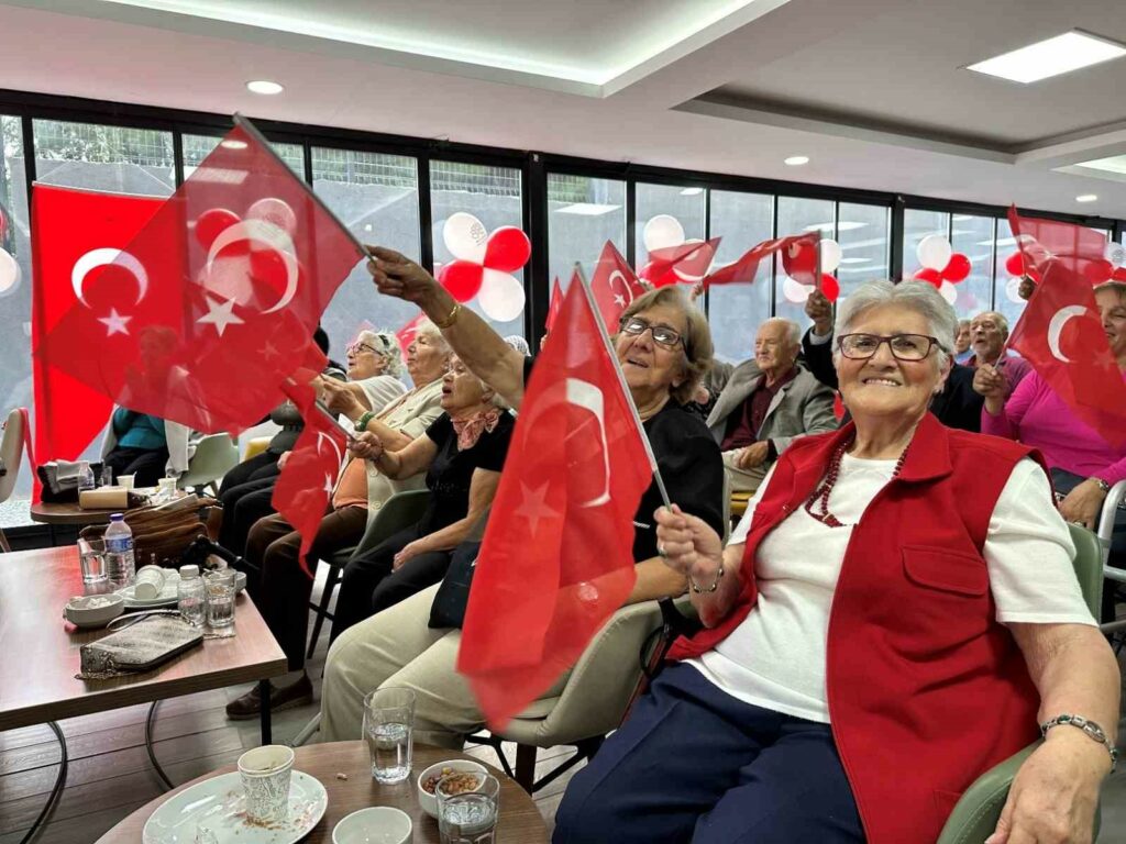 Huzurevinde Cumhuriyet coşkusu