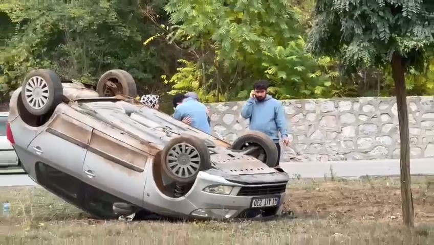 Kontrolden çıkan araç takla attı, genç çift hafif yaralandı