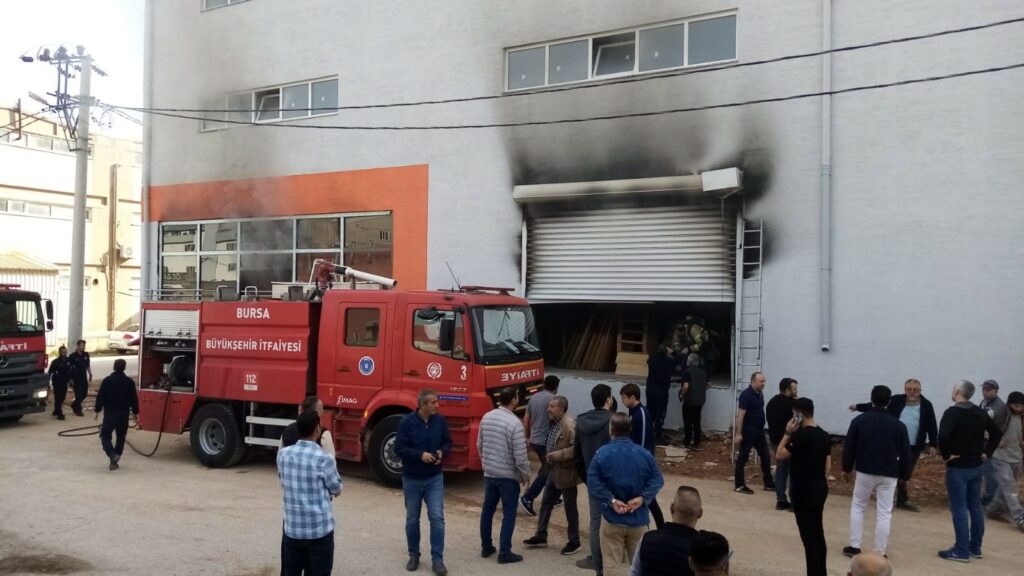 Bursa’da mobilya fabrikasında korkutan yangın