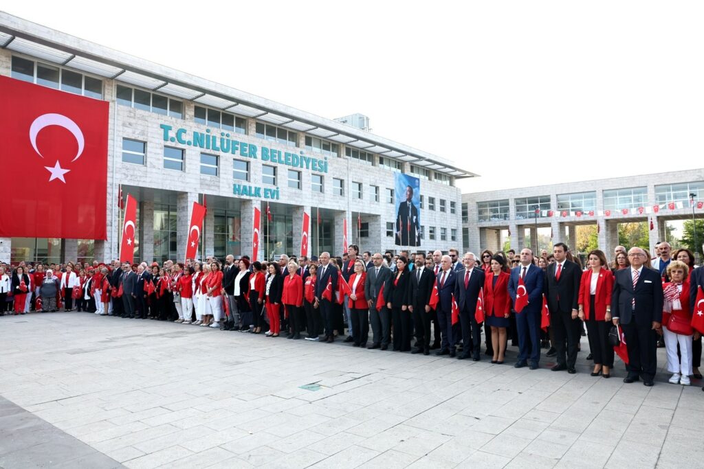 Nilüfer’de Cumhuriyet Bayramı kutlamalarının ilk adresi Atatürk anıtı