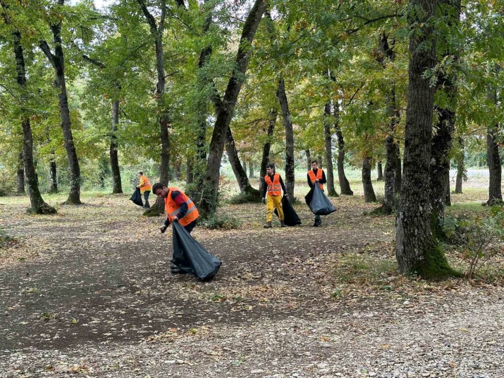 Piknikçilerin bıraktığı çöpleri topladılar