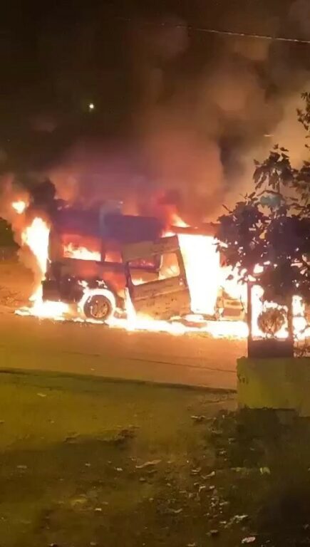 Bursa’da alev topuna dönen servis minibüsü, 2 aracı daha yaktı