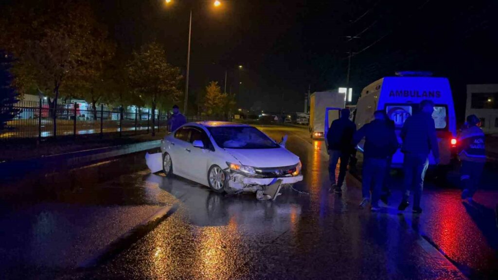 Bursa’da bariyerlere çarpan otomobilde 5 kişi yaralandı