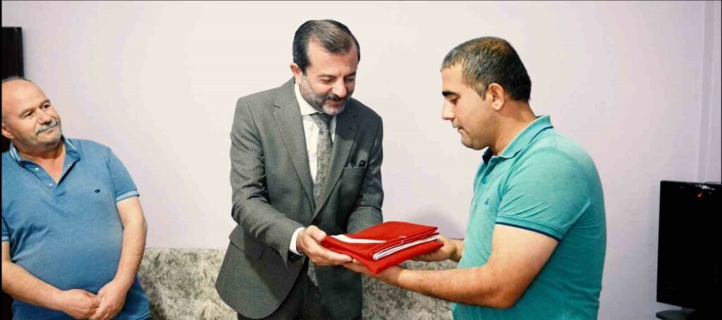 Işık’tan Akyol ailesine bayrak hediyesi