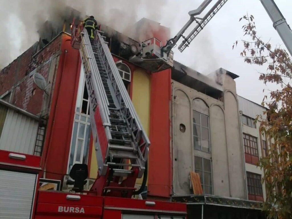 Bursa’da boyahane alevlere teslim