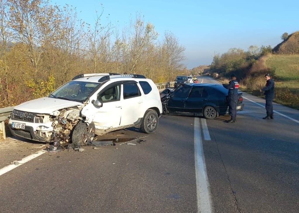 Bursa’da 2 araç kafa kafaya çarpıştı, 3 kişi yaralandı