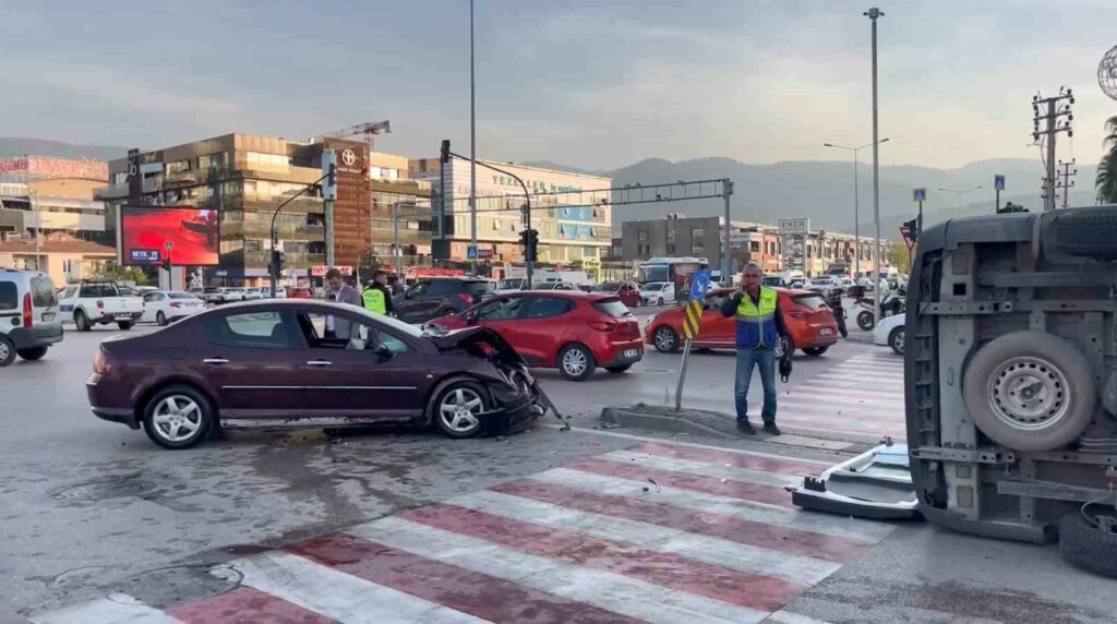 Bursa’da ambulans devrildi, 3 yaralı