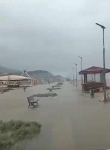 Bursa’da deniz karayla birleşti, yollar göle döndü