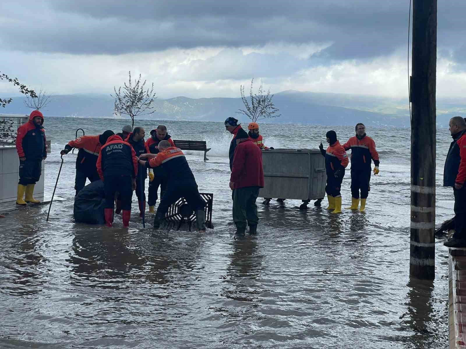 Bursa’da fırtına hayatı felç etti, deniz karayla birleşti