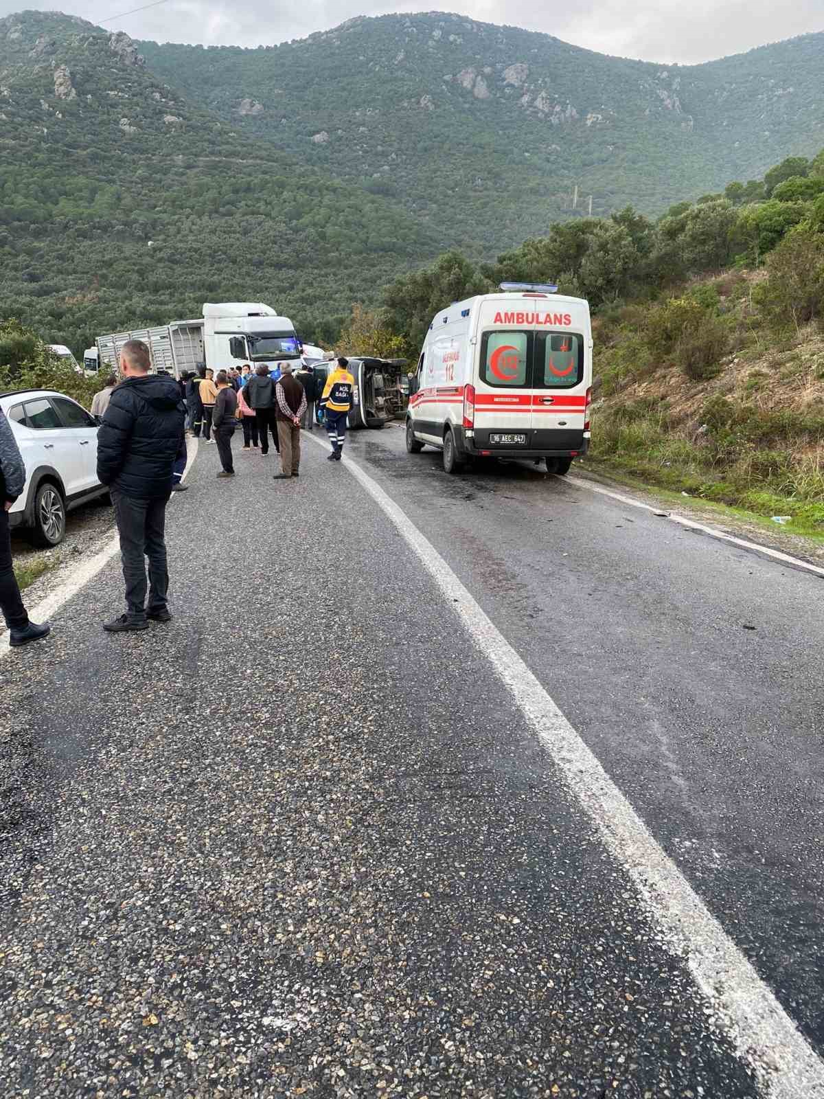 Bursa’da minibüsü devrildi: 3 yaralı