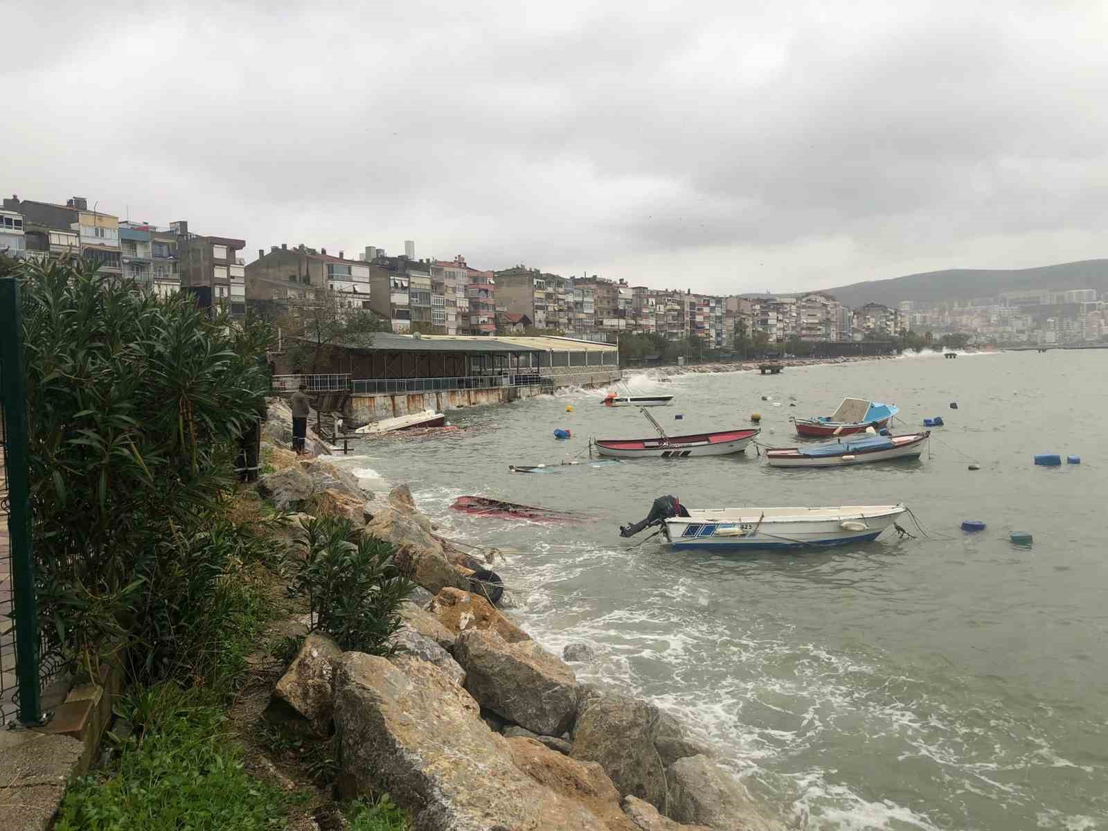 Bursa’da yaşanan fırtına sonrası tekneler alabora oldu