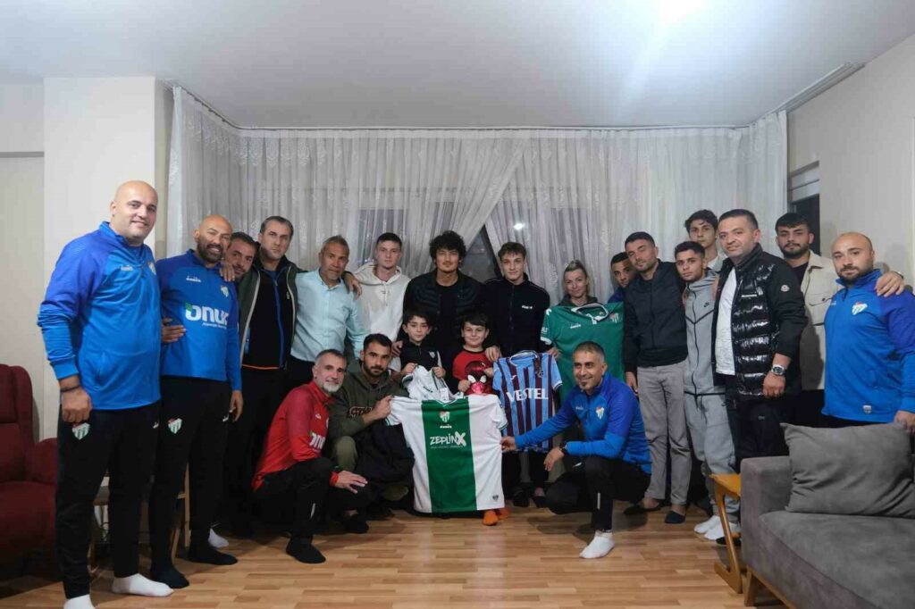 Bursaspor Kulübü, yüzüne biber gazı sıkılan çocuğu evinde ziyaret etti