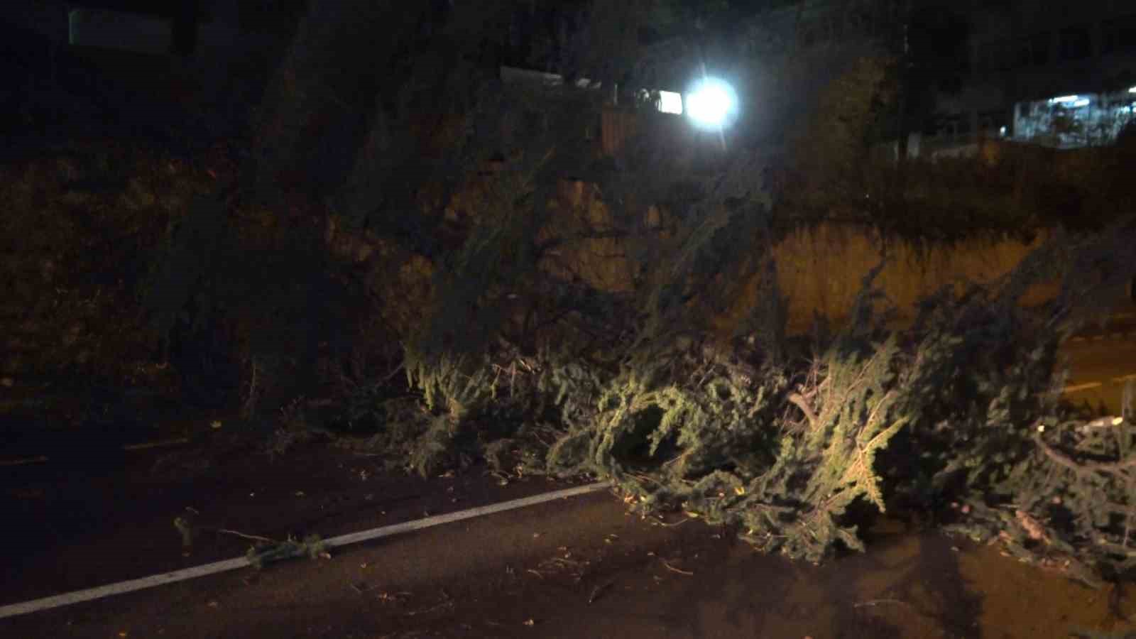 Fırtına Bursa’yı yıktı geçti…Otobüsün üzerine uçan çatı 2 yolcuyu yaraladı