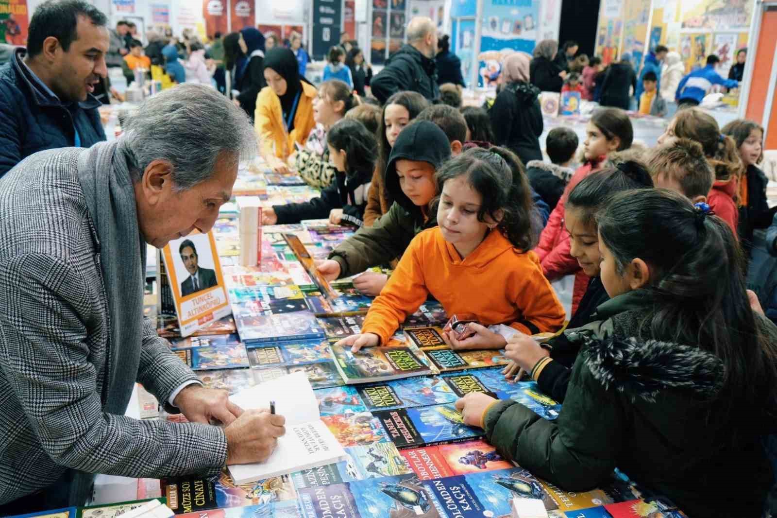 İnegöl’de kitap günleri coşkusu sürüyor