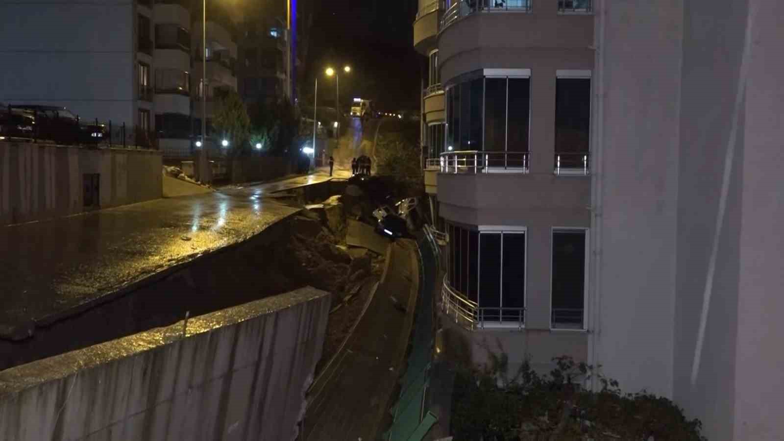 Bursa’da istinat duvarı çöktü, 4 araç hasar gördü