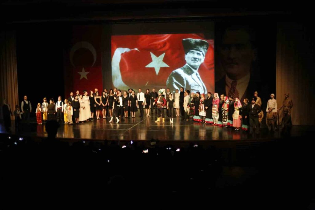 “İz” gösterisi Atatürk’ün hatıralarını yaşatıyor