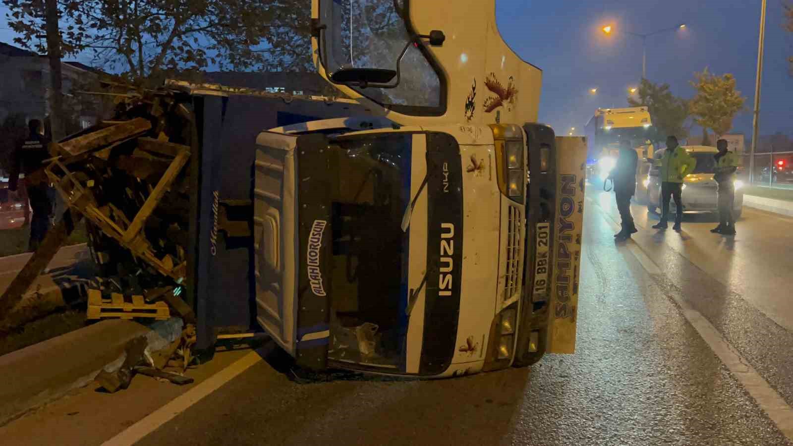 Bursa’da lastiği patlayan kamyonet devrildi