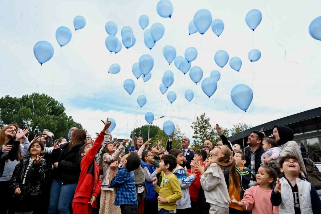 Mavi balonlar Filistinli çocuklar için gökyüzüne bırakıldı