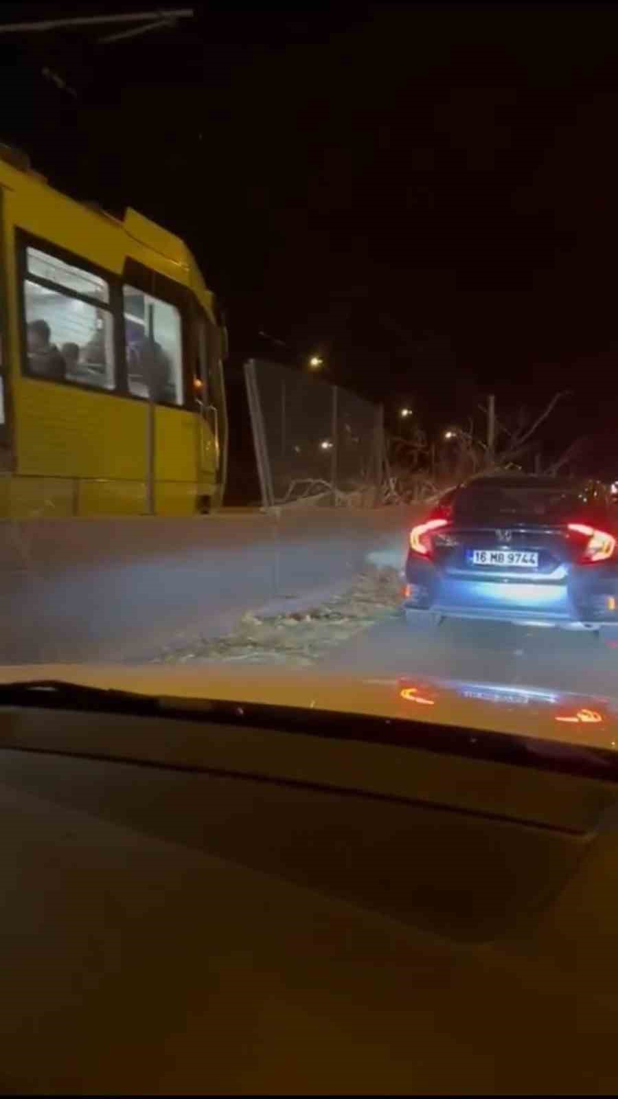 Metro raylarına ağaç düştü, seferler bir süreliğine iptal edildi