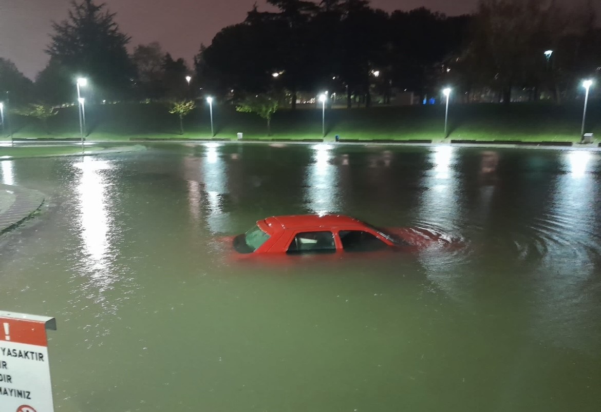 Bursa’da park halindeki aracını çıkarmak isterken gölete düştü