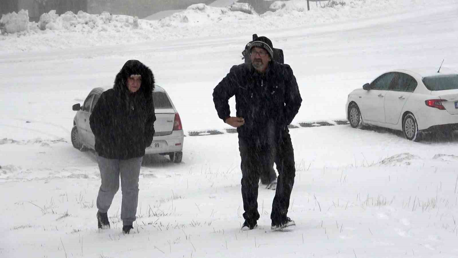 Uludağ’da kar yağışı devam ediyor