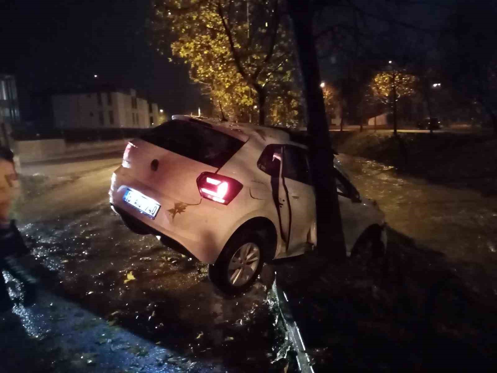 Babasından habersiz otomobili kaçırdı, sonu hastanede bitti